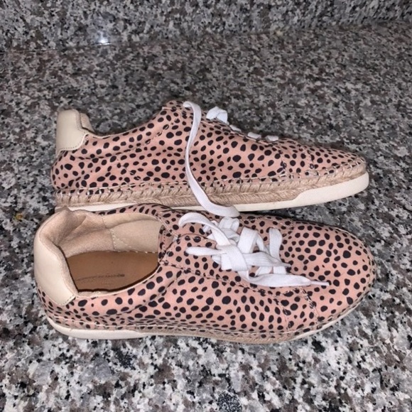 Universal Thread Sneakers - Picture 6 of 8